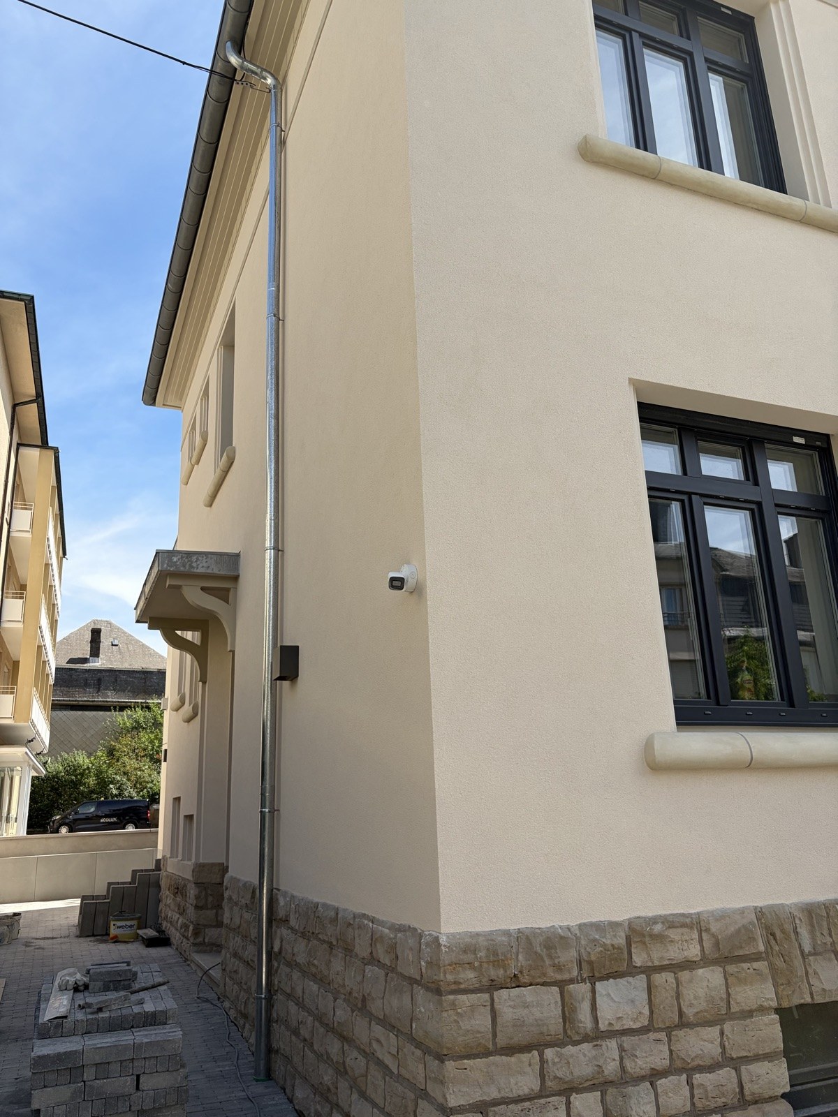 Caméra de vidéosurveillance Hikvision installée en façade d'une villa
