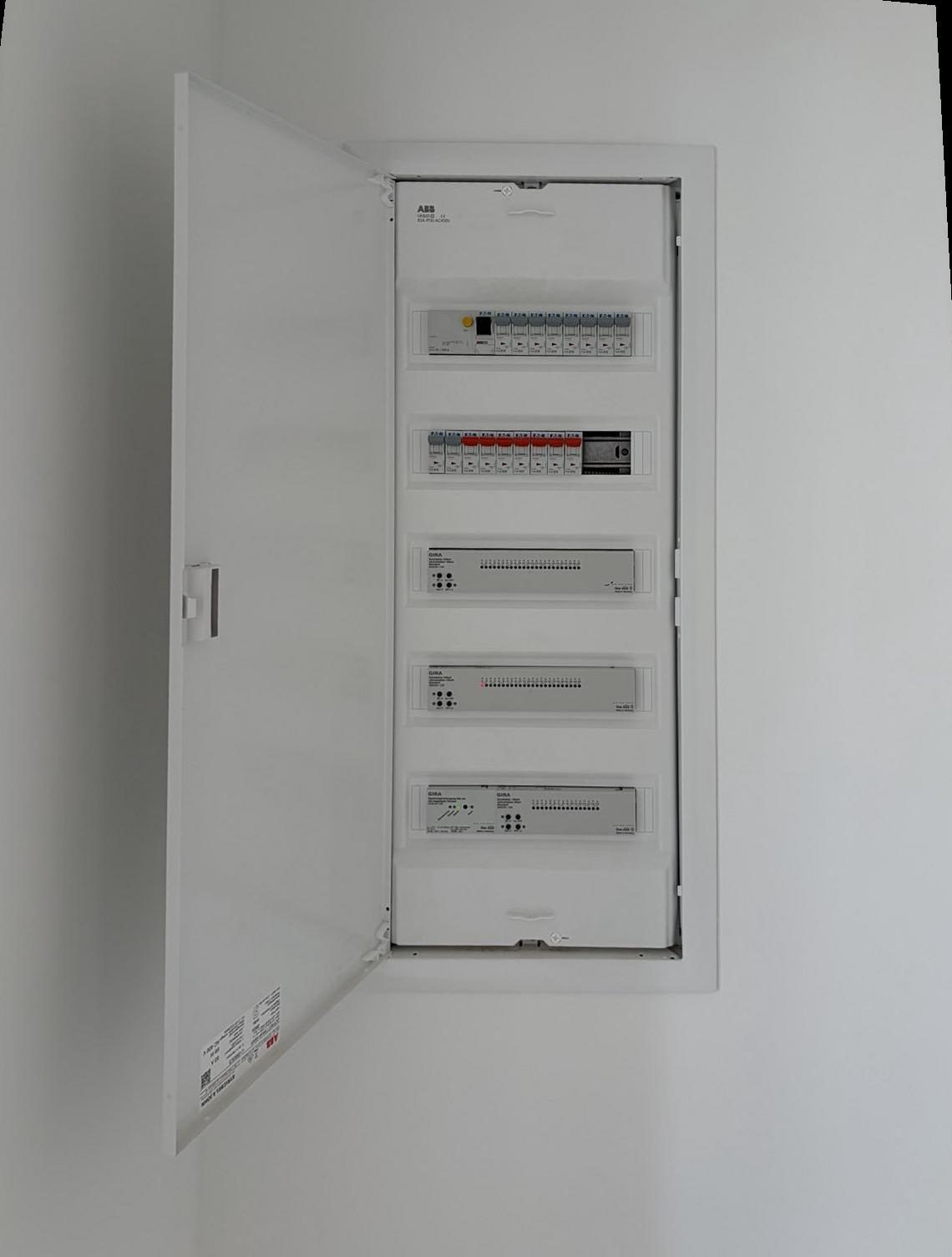 Tableau électrique ABB et modules domotique Gira installés dans une villa haut de gamme